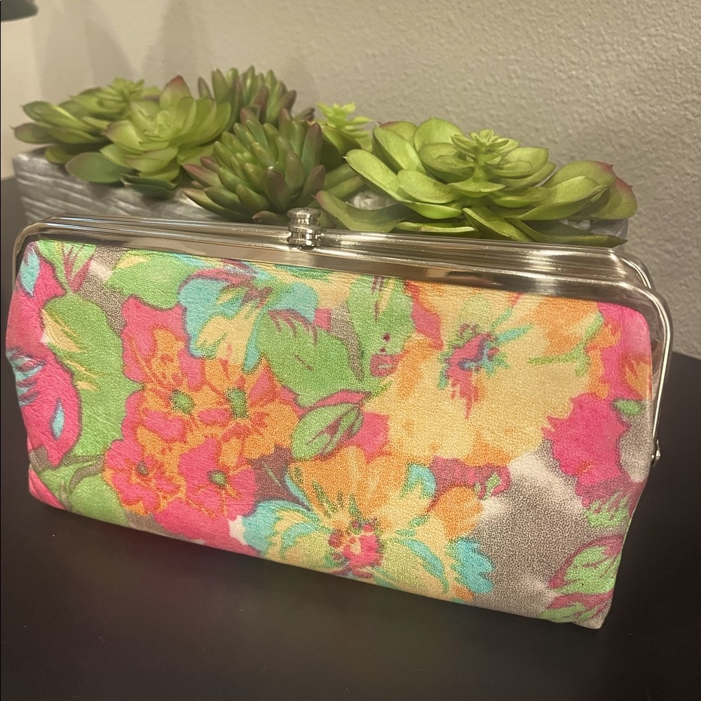 Hobo Lauren wallet. Excellent condition. Like new. Soft leather.